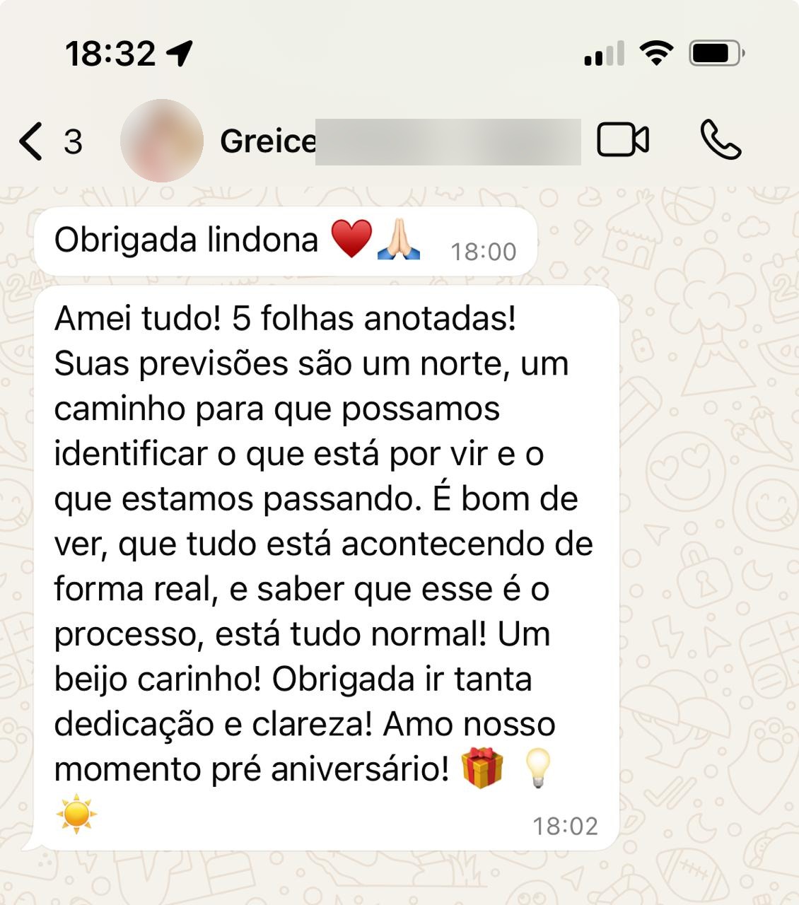 Print de conversa de WhatsApp em que uma cliente conta que amou a leitura, anotou cinco folhas e enxerga as previsões como um norte.