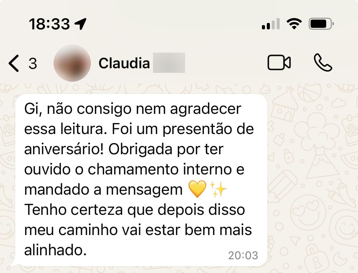Print de conversa de WhatsApp em que uma cliente agradece a leitura, conta que foi um presente de aniversário e diz que seu caminho vai estar mais alinhado.